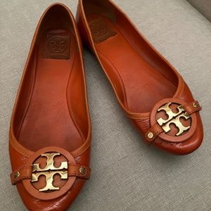 Tory Burch orange logo patent 8.5 slip on flats